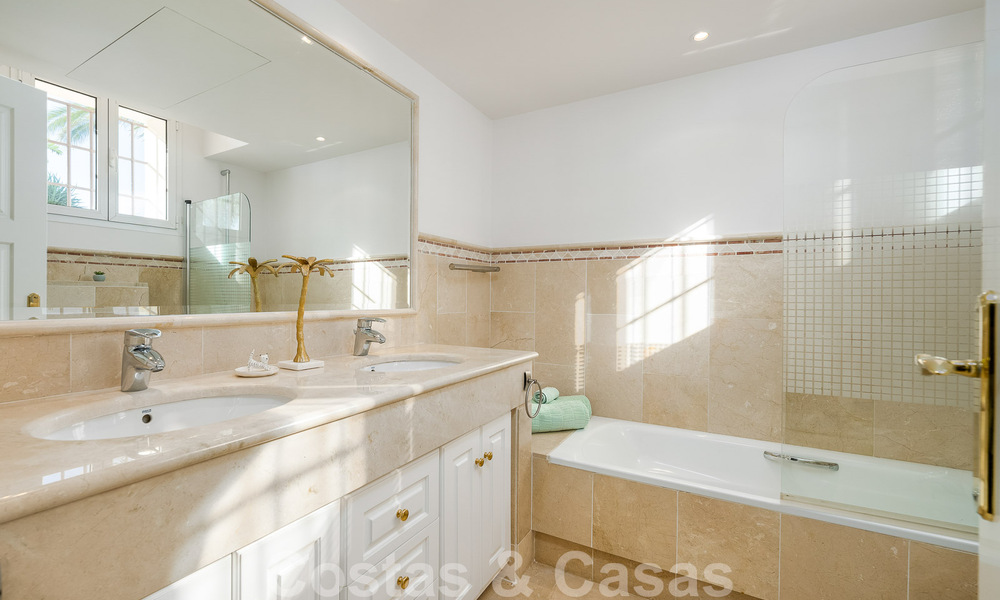 Villa andalouse de luxe à vendre avec vue panoramique sur la mer à Los Monteros, Marbella 50965