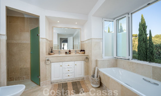 Villa andalouse de luxe à vendre avec vue panoramique sur la mer à Los Monteros, Marbella 50980 