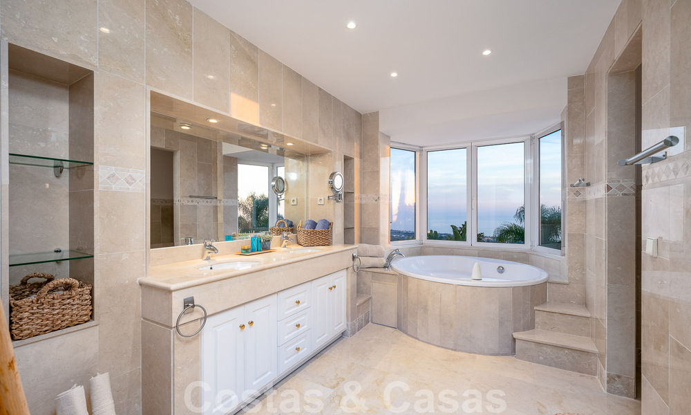 Villa andalouse de luxe à vendre avec vue panoramique sur la mer à Los Monteros, Marbella 50986