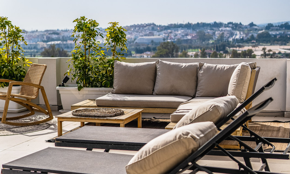 Superbe penthouse à vendre avec vue sur la mer et les montagnes, à distance de marche des commodités à Nueva Andalucia, Marbella 50750