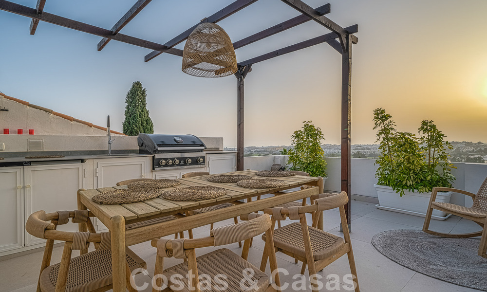 Superbe penthouse à vendre avec vue sur la mer et les montagnes, à distance de marche des commodités à Nueva Andalucia, Marbella 50752