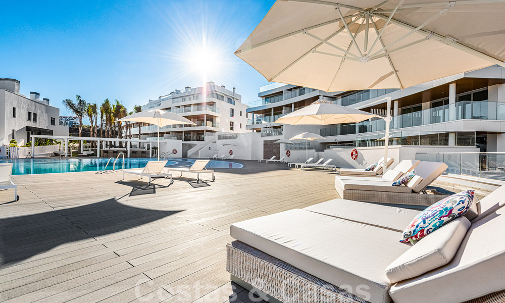 Spacieux penthouse à vendre, prêt à être emménagé, avec piscine privée et vue panoramique sur le golf et la mer, à proximité d'un club de golf très prisé à La Cala, Mijas 50471