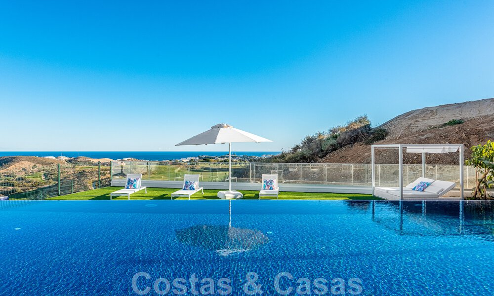 Spacieux penthouse à vendre, prêt à être emménagé, avec piscine privée et vue panoramique sur le golf et la mer, à proximité d'un club de golf très prisé à La Cala, Mijas 50473