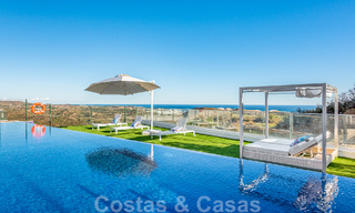 Spacieux penthouse à vendre, prêt à être emménagé, avec piscine privée et vue panoramique sur le golf et la mer, à proximité d'un club de golf très prisé à La Cala, Mijas 50475 