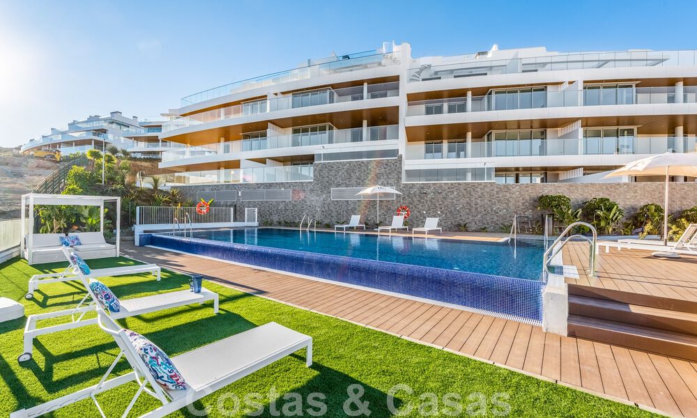 Spacieux penthouse à vendre, prêt à être emménagé, avec piscine privée et vue panoramique sur le golf et la mer, à proximité d'un club de golf très prisé à La Cala, Mijas 50477