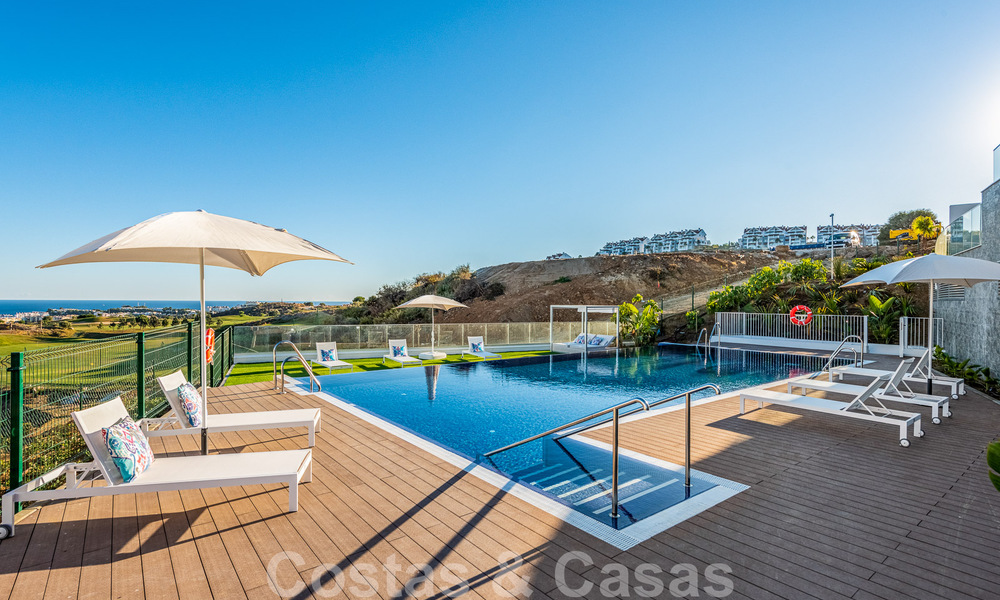 Spacieux penthouse à vendre, prêt à être emménagé, avec piscine privée et vue panoramique sur le golf et la mer, à proximité d'un club de golf très prisé à La Cala, Mijas 50478