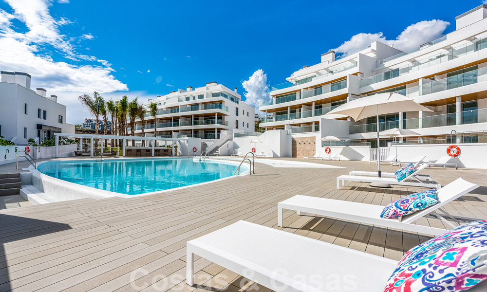Spacieux penthouse à vendre, prêt à être emménagé, avec piscine privée et vue panoramique sur le golf et la mer, à proximité d'un club de golf très prisé à La Cala, Mijas 50480