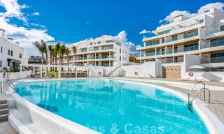 Spacieux penthouse à vendre, prêt à être emménagé, avec piscine privée et vue panoramique sur le golf et la mer, à proximité d'un club de golf très prisé à La Cala, Mijas 50481 