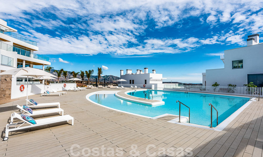 Spacieux penthouse à vendre, prêt à être emménagé, avec piscine privée et vue panoramique sur le golf et la mer, à proximité d'un club de golf très prisé à La Cala, Mijas 50482