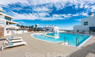Spacieux penthouse à vendre, prêt à être emménagé, avec piscine privée et vue panoramique sur le golf et la mer, à proximité d'un club de golf très prisé à La Cala, Mijas 50482 
