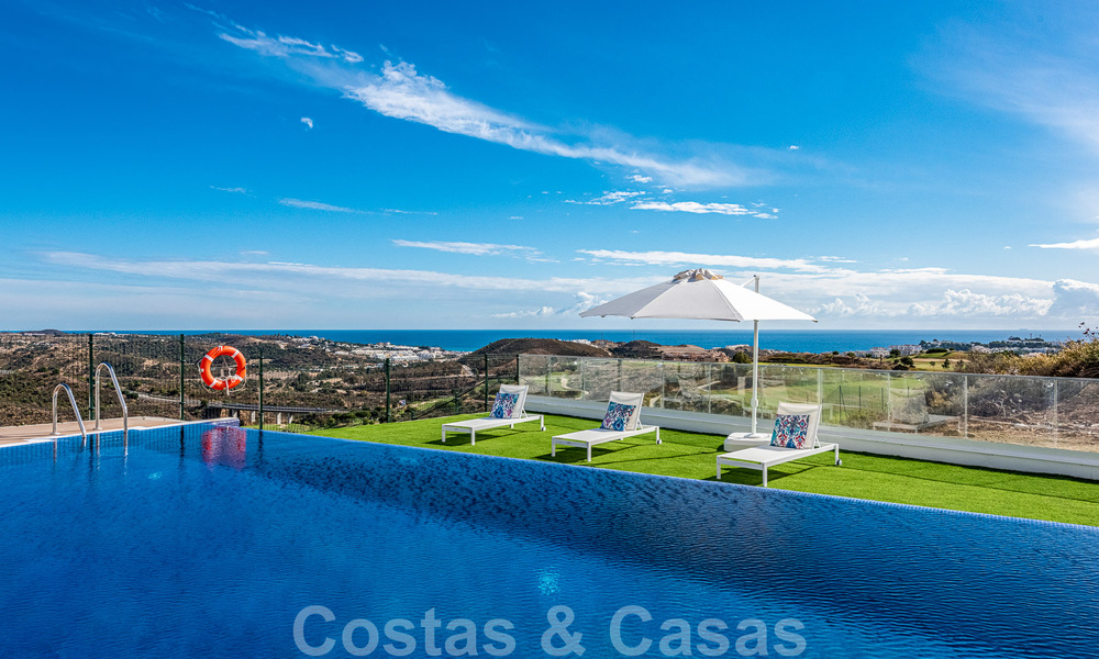 Spacieux penthouse à vendre, prêt à être emménagé, avec piscine privée et vue panoramique sur le golf et la mer, à proximité d'un club de golf très prisé à La Cala, Mijas 50483