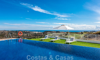 Spacieux penthouse à vendre, prêt à être emménagé, avec piscine privée et vue panoramique sur le golf et la mer, à proximité d'un club de golf très prisé à La Cala, Mijas 50483 