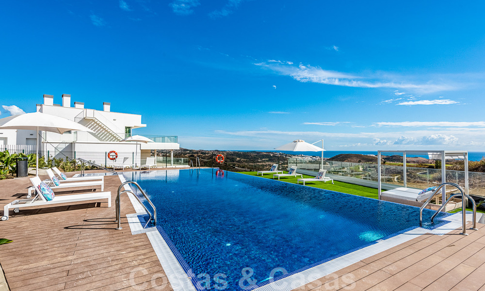 Spacieux penthouse à vendre, prêt à être emménagé, avec piscine privée et vue panoramique sur le golf et la mer, à proximité d'un club de golf très prisé à La Cala, Mijas 50484