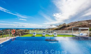 Spacieux penthouse à vendre, prêt à être emménagé, avec piscine privée et vue panoramique sur le golf et la mer, à proximité d'un club de golf très prisé à La Cala, Mijas 50485 