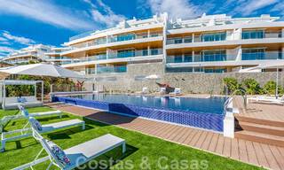 Spacieux penthouse à vendre, prêt à être emménagé, avec piscine privée et vue panoramique sur le golf et la mer, à proximité d'un club de golf très prisé à La Cala, Mijas 50487 