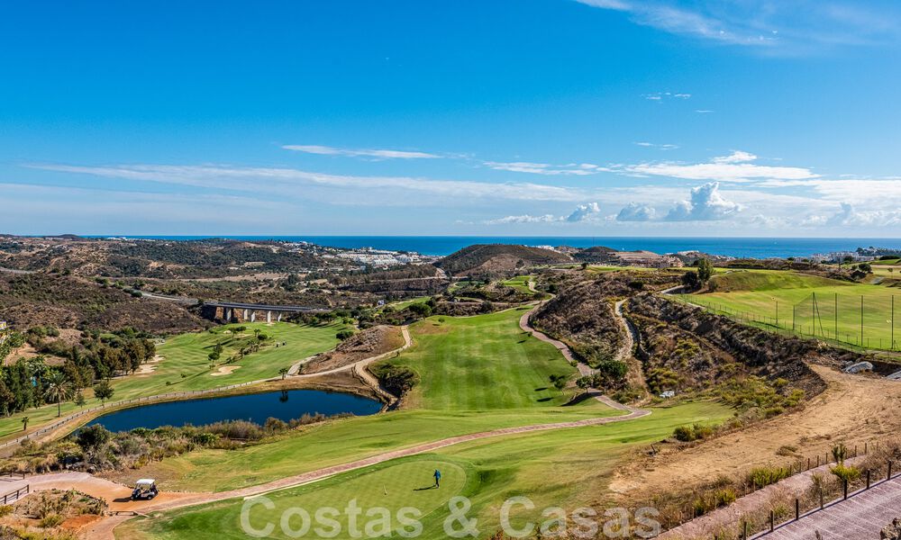 Spacieux penthouse à vendre, prêt à être emménagé, avec piscine privée et vue panoramique sur le golf et la mer, à proximité d'un club de golf très prisé à La Cala, Mijas 50488