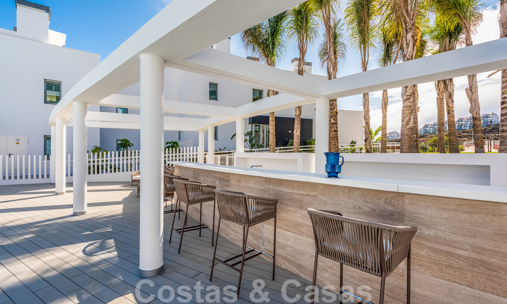 Spacieux penthouse à vendre, prêt à être emménagé, avec piscine privée et vue panoramique sur le golf et la mer, à proximité d'un club de golf très prisé à La Cala, Mijas 50490