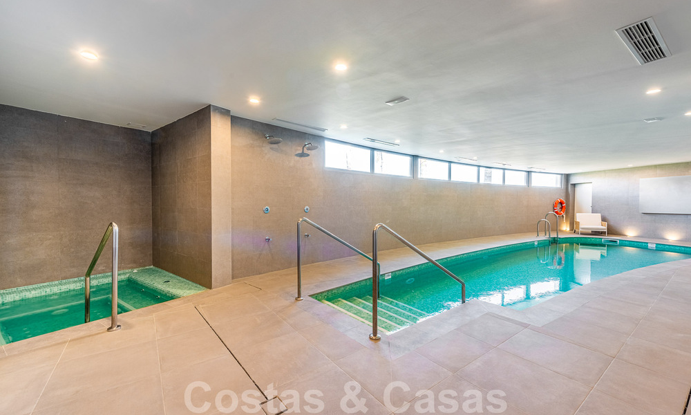Spacieux penthouse à vendre, prêt à être emménagé, avec piscine privée et vue panoramique sur le golf et la mer, à proximité d'un club de golf très prisé à La Cala, Mijas 50501