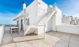 Spacieux penthouse à vendre, prêt à être emménagé, avec piscine privée et vue panoramique sur le golf et la mer, à proximité d'un club de golf très prisé à La Cala, Mijas 50515 