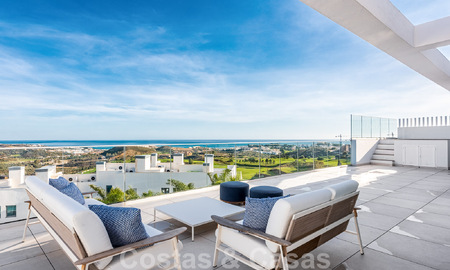Spacieux penthouse à vendre, prêt à être emménagé, avec piscine privée et vue panoramique sur le golf et la mer, à proximité d'un club de golf très prisé à La Cala, Mijas 50516