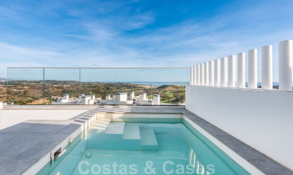 Spacieux penthouse à vendre, prêt à être emménagé, avec piscine privée et vue panoramique sur le golf et la mer, à proximité d'un club de golf très prisé à La Cala, Mijas 50519