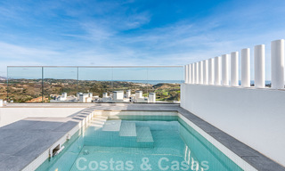 Spacieux penthouse à vendre, prêt à être emménagé, avec piscine privée et vue panoramique sur le golf et la mer, à proximité d'un club de golf très prisé à La Cala, Mijas 50519 