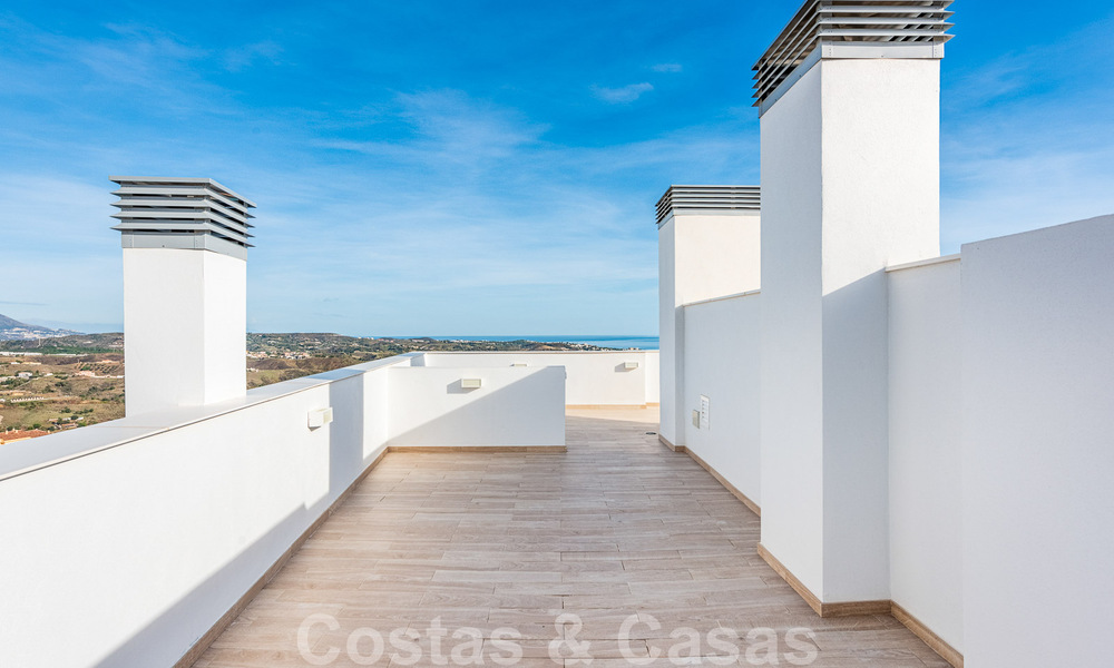 Spacieux penthouse à vendre, prêt à être emménagé, avec piscine privée et vue panoramique sur le golf et la mer, à proximité d'un club de golf très prisé à La Cala, Mijas 50520