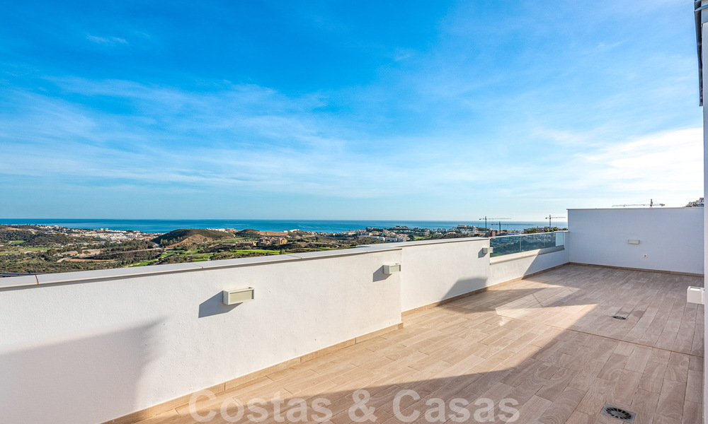Spacieux penthouse à vendre, prêt à être emménagé, avec piscine privée et vue panoramique sur le golf et la mer, à proximité d'un club de golf très prisé à La Cala, Mijas 50521