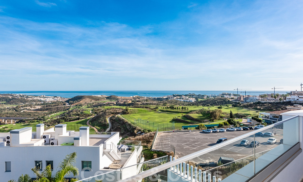 Spacieux penthouse à vendre, prêt à être emménagé, avec piscine privée et vue panoramique sur le golf et la mer, à proximité d'un club de golf très prisé à La Cala, Mijas 50522
