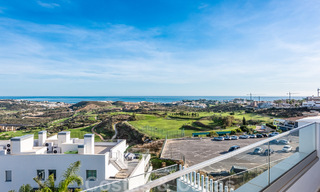 Spacieux penthouse à vendre, prêt à être emménagé, avec piscine privée et vue panoramique sur le golf et la mer, à proximité d'un club de golf très prisé à La Cala, Mijas 50522 
