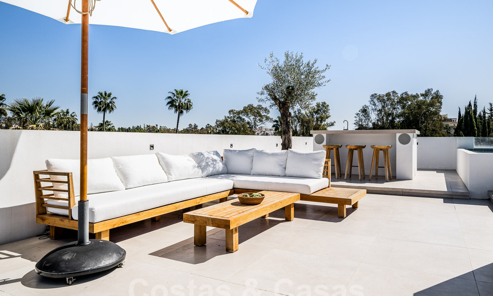Villa contemporaine indépendante à vendre avec de charmants espaces extérieurs et une piscine chauffée à Nueva Andalucia, Marbella 51067