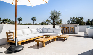 Villa contemporaine indépendante à vendre avec de charmants espaces extérieurs et une piscine chauffée à Nueva Andalucia, Marbella 51067 