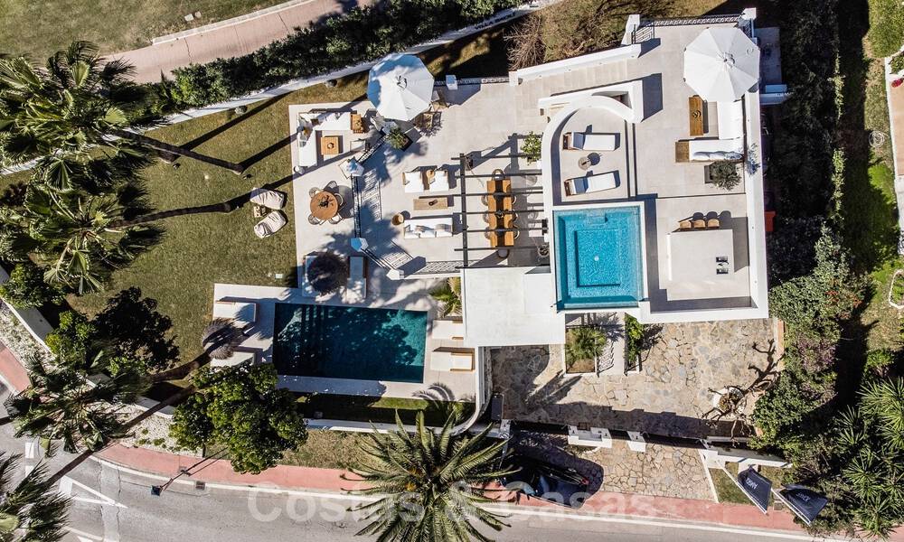 Villa contemporaine indépendante à vendre avec de charmants espaces extérieurs et une piscine chauffée à Nueva Andalucia, Marbella 51068