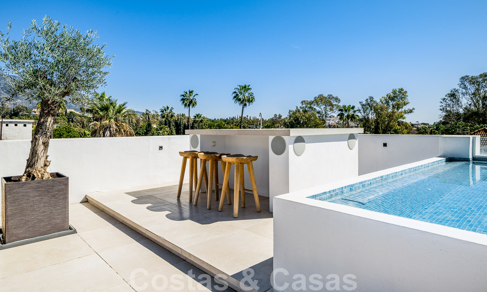 Villa contemporaine indépendante à vendre avec de charmants espaces extérieurs et une piscine chauffée à Nueva Andalucia, Marbella 51069