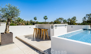 Villa contemporaine indépendante à vendre avec de charmants espaces extérieurs et une piscine chauffée à Nueva Andalucia, Marbella 51069 