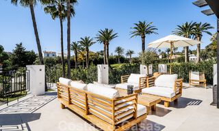 Villa contemporaine indépendante à vendre avec de charmants espaces extérieurs et une piscine chauffée à Nueva Andalucia, Marbella 51070
