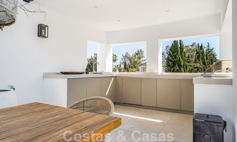 Villa contemporaine indépendante à vendre avec de charmants espaces extérieurs et une piscine chauffée à Nueva Andalucia, Marbella 51071