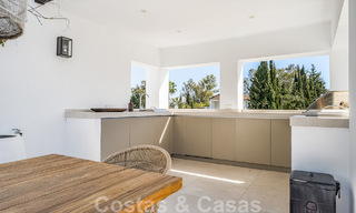 Villa contemporaine indépendante à vendre avec de charmants espaces extérieurs et une piscine chauffée à Nueva Andalucia, Marbella 51071 