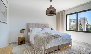 Villa contemporaine indépendante à vendre avec de charmants espaces extérieurs et une piscine chauffée à Nueva Andalucia, Marbella 51072 