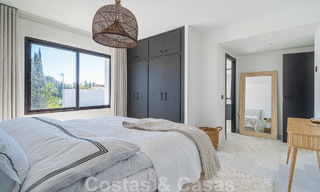 Villa contemporaine indépendante à vendre avec de charmants espaces extérieurs et une piscine chauffée à Nueva Andalucia, Marbella 51073 