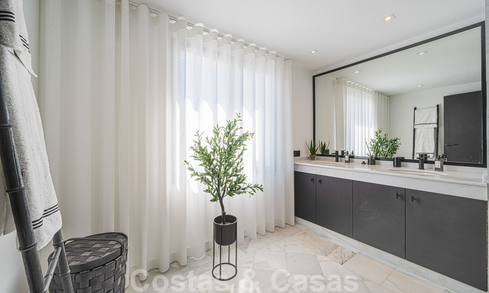 Villa contemporaine indépendante à vendre avec de charmants espaces extérieurs et une piscine chauffée à Nueva Andalucia, Marbella 51074