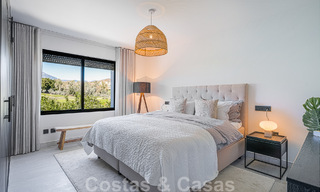 Villa contemporaine indépendante à vendre avec de charmants espaces extérieurs et une piscine chauffée à Nueva Andalucia, Marbella 51076 