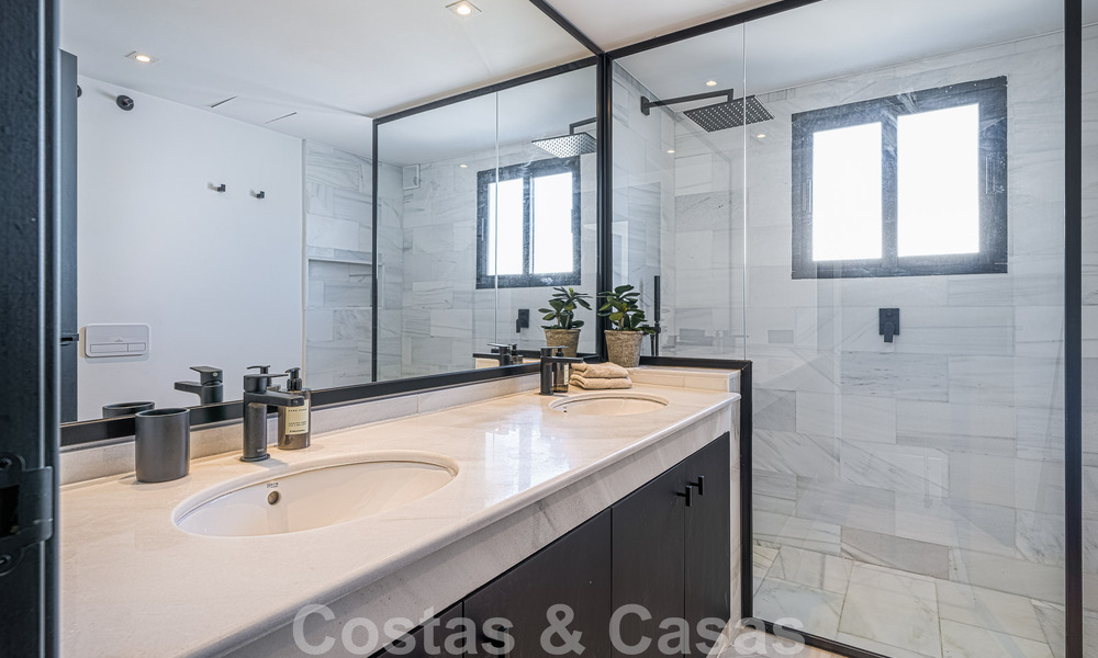 Villa contemporaine indépendante à vendre avec de charmants espaces extérieurs et une piscine chauffée à Nueva Andalucia, Marbella 51077