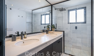 Villa contemporaine indépendante à vendre avec de charmants espaces extérieurs et une piscine chauffée à Nueva Andalucia, Marbella 51077 