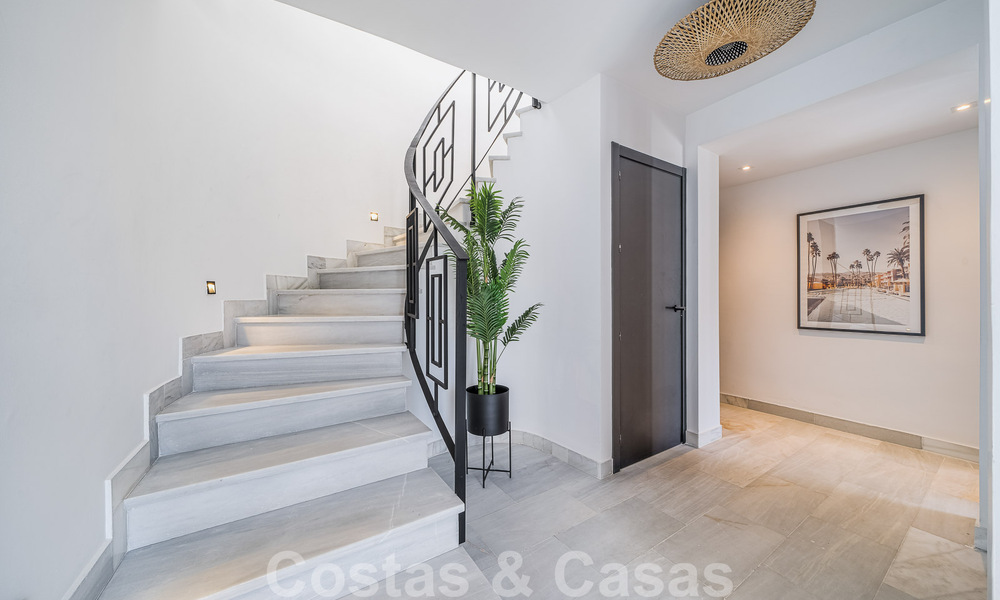 Villa contemporaine indépendante à vendre avec de charmants espaces extérieurs et une piscine chauffée à Nueva Andalucia, Marbella 51078