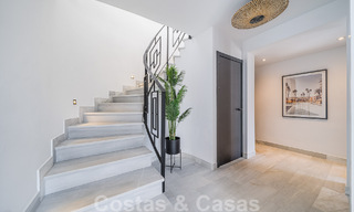 Villa contemporaine indépendante à vendre avec de charmants espaces extérieurs et une piscine chauffée à Nueva Andalucia, Marbella 51078 