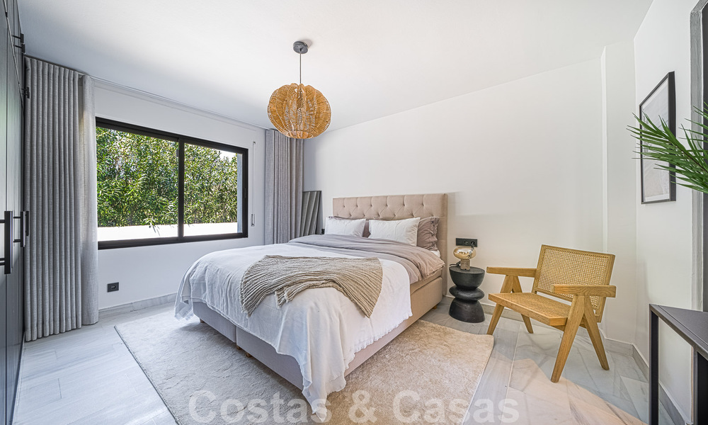 Villa contemporaine indépendante à vendre avec de charmants espaces extérieurs et une piscine chauffée à Nueva Andalucia, Marbella 51079