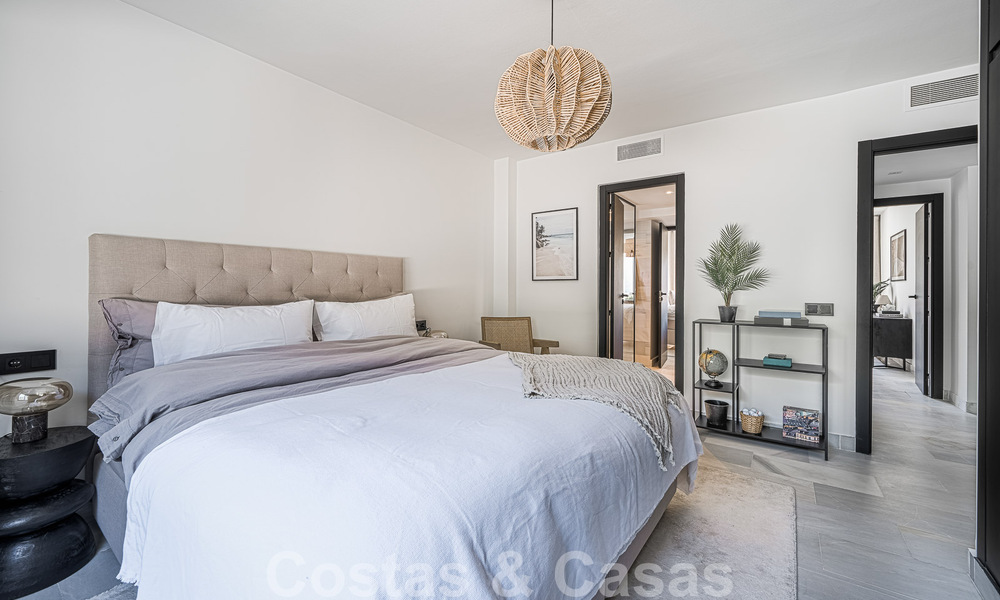 Villa contemporaine indépendante à vendre avec de charmants espaces extérieurs et une piscine chauffée à Nueva Andalucia, Marbella 51080