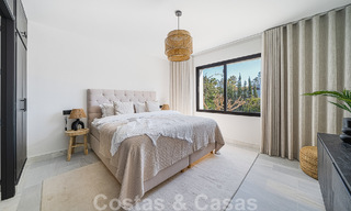 Villa contemporaine indépendante à vendre avec de charmants espaces extérieurs et une piscine chauffée à Nueva Andalucia, Marbella 51081 
