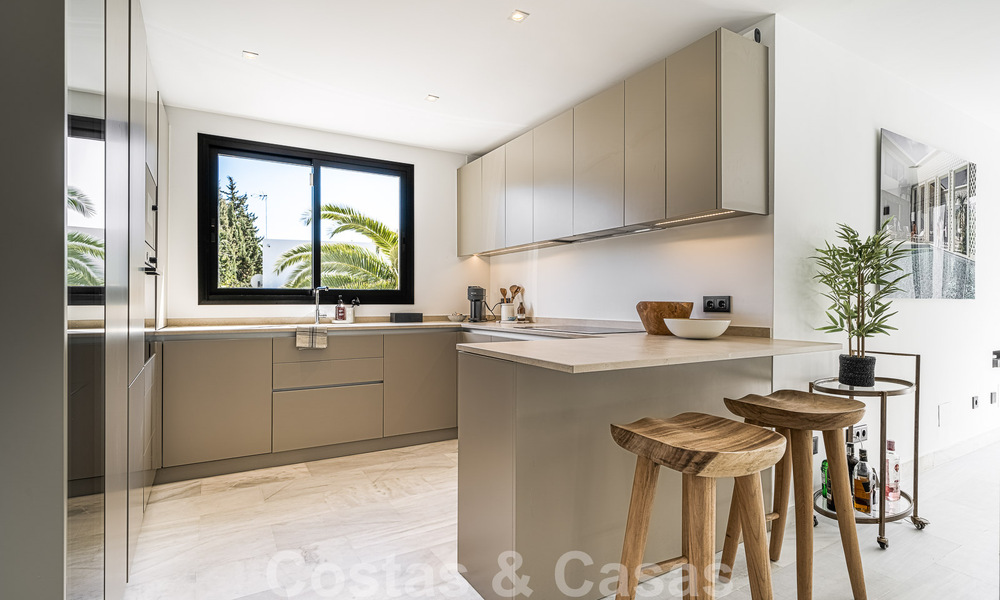 Villa contemporaine indépendante à vendre avec de charmants espaces extérieurs et une piscine chauffée à Nueva Andalucia, Marbella 51082